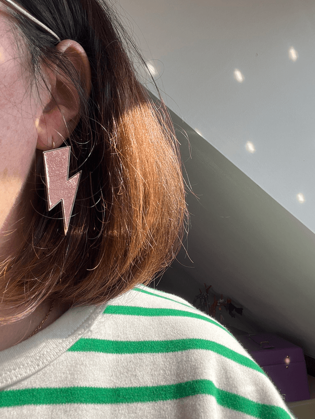 les boucles d'oreilles "les Zéclairs" de B&S - or rose
