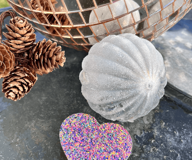 Broche gros cœur multicolore 