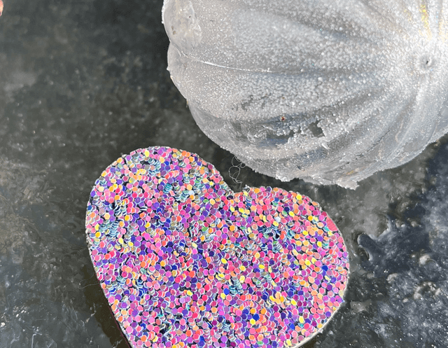 Broche gros cœur multicolore 